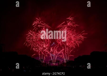 Bastille Day fireworks at the Eiffel Tower on July 14th 2021 - Pyrotechnics show for the French National Holiday in Paris during the Covid-19 pandemic Stock Photo