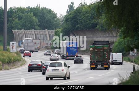 14 July 2021, Hamburg: Vehicles drive south on the A255 motorway. In view of the expected travel traffic at the weekend, the ADAC has warned of longer traffic jams in Hamburg, Schleswig-Holstein and Mecklenburg-Western Pomerania. In addition to the construction work for the extension of the A7 north and south of the Elbe tunnel, the reconstruction of the A255 continues. On the so-called Veddel branch, which connects the A1 (Bremen-Lübeck) and the B75 (Harburg - Hamburg-Centrum) with the Elbe bridges, only one lane in each direction will be available to motorists. (to dpa 'ADAC warns of traffic Stock Photo