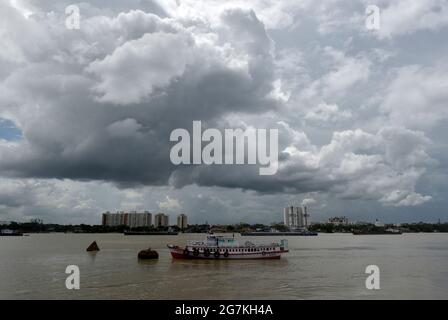 Kolkata, West Bengal, India. 14th July, 2021. Dense clouds form over the river Ganges in Kolkata, India. Credit: Indranil Aditya/ZUMA Wire/Alamy Live News Stock Photo