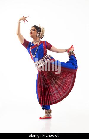 Odissi | Dance poses, Bharatanatyam poses, Indian classical dance
