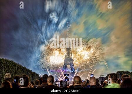 Paris, France. 14th July, 2021. Night scene of fireworks at Eiffel Tower in Paris as part of France's annual Bastille Day celebrations Stock Photo