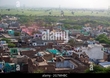 The gang of men from Barsana arrive to raid the Temple of Shriji, during Lathmar Holi. Men from Barsana raid the town whilst being assaulted with colo Stock Photo