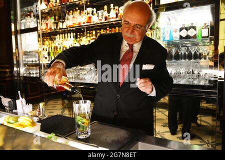 FRANCE. PARIS 75001. THE HOTEL MEURICE (5*). WILLIAM OLIVERI IS THE BARMAN OF THE BAR 228 SINCE THIRTY YEARS. Stock Photo