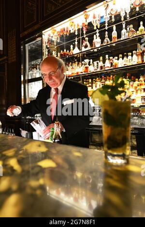 FRANCE. PARIS 75001. THE HOTEL MEURICE (5*). WILLIAM OLIVERI IS THE BARMAN OF THE BAR 228 SINCE THIRTY YEARS. Stock Photo