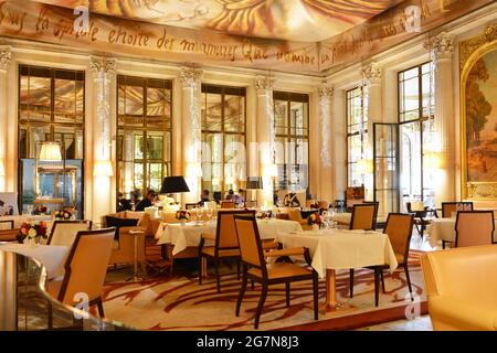 FRANCE. PARIS 75001. THE HOTEL MEURICE (5*). THE RESTAURANT DALI HAS BEEN DESIGNED BY PHILIPPE STARCK AND HIS DAUGHTER ARA. Stock Photo
