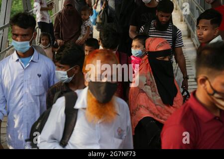 Dhaka, Bangladesh. 15th July, 2021. People are in rush to travel on the ferry as government reduces lockdown after two weeks ahead of Eid ul-Adha at Sadarghat Launch Terminal. Credit: MD Mehedi Hasan/ZUMA Wire/Alamy Live News Stock Photo