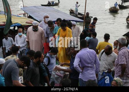 Dhaka, Bangladesh. 15th July, 2021. People get off from a boat on the Buriganga River, after two weeks government reduces lockdown ahead of Eid ul-Adha. Credit: MD Mehedi Hasan/ZUMA Wire/Alamy Live News Stock Photo