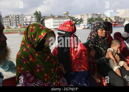 Dhaka, Bangladesh. 15th July, 2021. People travel on a boat on the Buriganga River, after two weeks' government reduces lockdown ahead of Eid UL-Adha. Credit: MD Mehedi Hasan/ZUMA Wire/Alamy Live News Stock Photo