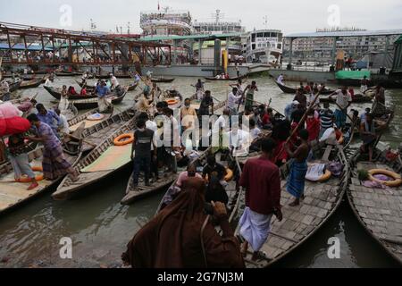 Dhaka, Bangladesh. 15th July, 2021. People travel on a boat to cross the Buriganga River, after two weeks' government reduces lockdown ahead of Eid UL-Adha. Credit: MD Mehedi Hasan/ZUMA Wire/Alamy Live News Stock Photo