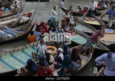 Dhaka, Bangladesh. 15th July, 2021. People travel on a boat on the Buriganga River, after two weeks' government reduces lockdown ahead of Eid UL-Adha. Credit: MD Mehedi Hasan/ZUMA Wire/Alamy Live News Stock Photo