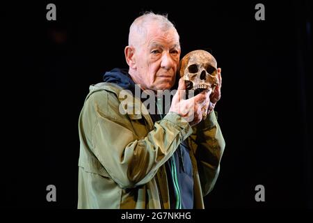 Windsor, UK. 15 July 2021. Sir Ian McKellen performing in Hamlet, at the Theatre Royal in Windsor. The play opens on Monday 21 June and will run until 4 September. Picture date: Thursday July 15, 2021. Photo credit should read: Matt Crossick/Empics/Alamy Live News Stock Photo