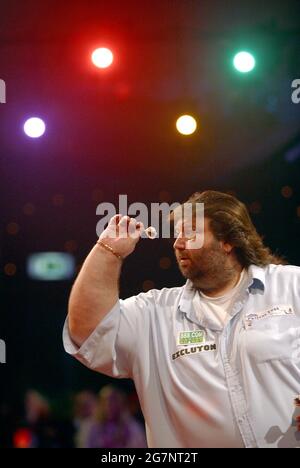 11 January, 2004: Kent publican ANDY FORDHAM prepares to throw a dart during the World Professional Darts Championships Final, Fordham beat King 6 - 3, Lakeside, Frimley Green, Surrey, Photo: Neil Tingle/Action Plus.throws player 040111 Stock Photo