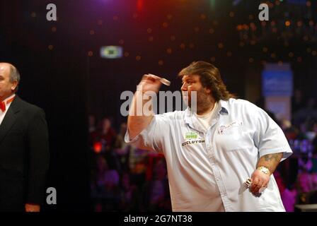 11 January, 2004: Kent publican ANDY FORDHAM prepares to throw a dart during the World Professional Darts Championships Final, Fordham beat King 6 - 3, Lakeside, Frimley Green, Surrey, Photo: Neil Tingle/Action Plus.throws player 040111 Stock Photo