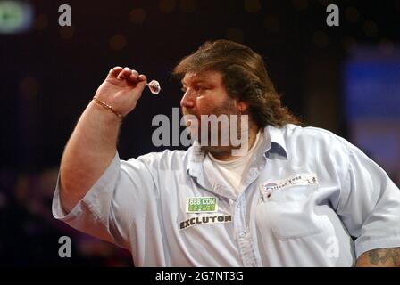 11 January, 2004: Kent publican ANDY FORDHAM prepares to throw a dart during the World Professional Darts Championships Final, Fordham beat King 6 - 3, Lakeside, Frimley Green, Surrey, Photo: Neil Tingle/Action Plus.throws player 040111 Stock Photo