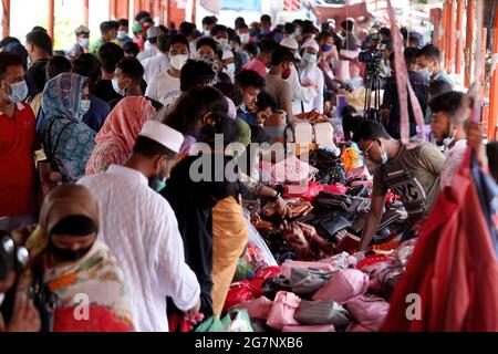 Dhaka, Bangladesh. 15th July, 2021. Crowd of people shopping at Dhaka New market ahead of Eid-Ul-Azha festival. (Photo by Md Manik/SOPA Images/Sipa USA) Credit: Sipa USA/Alamy Live News Stock Photo