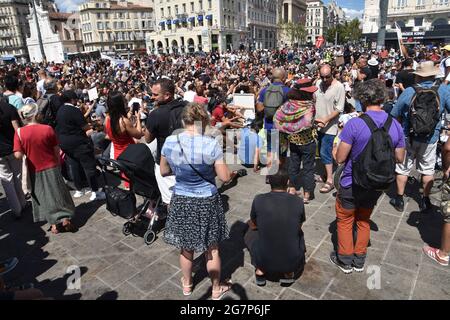 Marseille, France. 14th July, 2021. Protesters gather in front of the courthouse during the demonstration against the sanitary pass in Marseille. French President Emmanuel Macron announced among new anti-Covid 19 measures a 'health pass' which will be necessary to be frequenting café terraces, restaurants, cinemas, theatres and other culture and leisure activities to help contain the spread of the Covid-19 virus. Credit: SOPA Images Limited/Alamy Live News Stock Photo
