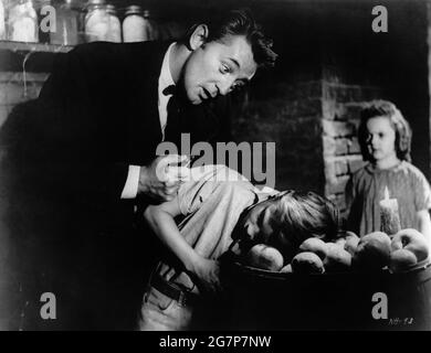 ROBERT MITCHUM BILLY CHAPIN and SALLY JANE BRUCE in THE NIGHT OF THE HUNTER 1955 director CHARLES LAUGHTON novel Davis Grubb screenplay James Agate cinematographer Stanley Cortez music Walter Schumann art direction Hilyard M. Brown Paul Gregory Productions / United Artists Stock Photo