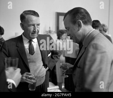 Jack Paar (on right, holding martini) and Ambassador Llewellyn Thompson at a cocktail reception in Moscow, September 1961. Stock Photo