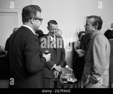 Jack Paar (on right, holding martini) and Ambassador Llewellyn Thompson (center) at a cocktail reception in Moscow, September 1961. Stock Photo