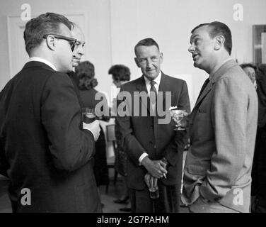 Jack Paar (on right, holding martini) and Ambassador Llewellyn Thompson (center) at a cocktail reception in Moscow, September 1961. Stock Photo