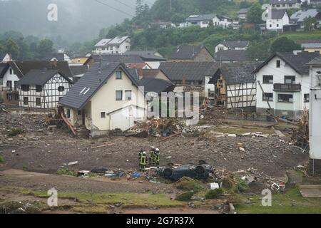 Bad Neuenahr Ahrweiler, Germany. 16th July, 2021. Firefighters stand in the rubble in the community of Schuld the day after the flood disaster. Heavy rain led to extreme flooding. Credit: Thomas Frey/dpa/Alamy Live News Stock Photo