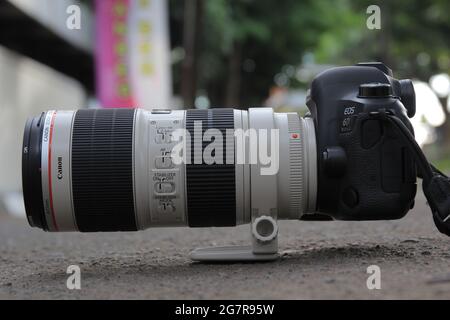 Canon 6D Mark II + EF 70-200mm F2. 8L IS Stock Photo - Alamy