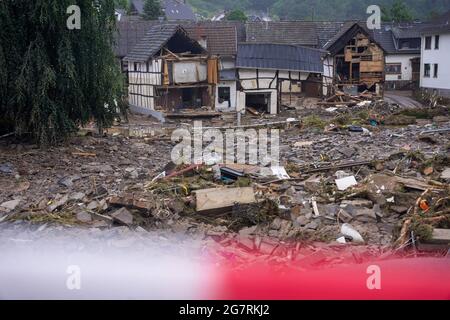 Bad Neuenahr Ahrweiler, Germany. 16th July, 2021. Debris lies in the community of Schuld the day after the flood disaster. Heavy rain led to extreme flooding. Credit: Thomas Frey/dpa/Alamy Live News Stock Photo