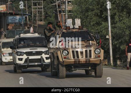 Srinagar, India. 16th July, 2021. Vehicles of indian Forces moving towards a Gunfight site in danmar area of Srinagar on 16-07-2021. (Photo by Muhammad Manan/Pacific Press/Sipa USA) Credit: Sipa US/Alamy Live News