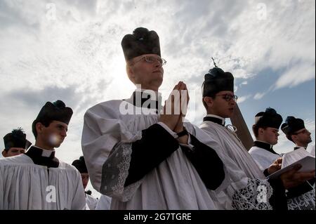 Rome, Italy. 16th Sep, 2017. September 16, 2017 : Priests pray the salm as they arrive at St. Peter's Basilica to attend at the Mass in the ancient rite in occasion of the tenth anniversary of the motu proprio of Papa Benedetto XVI 'Summorum Pontificum' at the Vatican. Credit: Independent Photo Agency/Alamy Live News Stock Photo