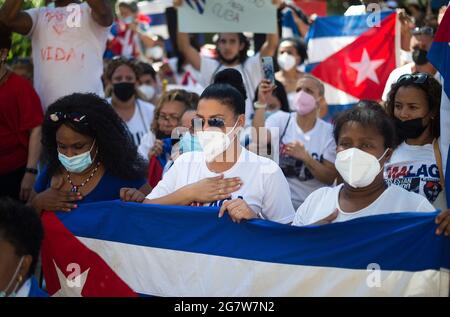 Malaga, Spain. 16th July, 2021. Protesters seen keeping a minute of silence as they take part in a demonstration in support of Cuban population. A group of Cuban residents in Malaga have marched along main streets in downtown under the slogan: 'Homeland and life' to demonstrate against government of Cuban president Miguel Diaz Canel, after social breakdown in Cuba demanding the end of the communist dictatorship. (Photo by Jesus Merida/SOPA Images/Sipa USA) Credit: Sipa USA/Alamy Live News Stock Photo