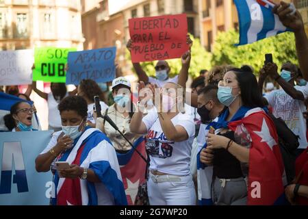 Malaga, Spain. 16th July, 2021. Protesters seen holding placards as they take part in a demonstration in support of Cuban population. A group of Cuban residents in Malaga have marched along main streets in downtown under the slogan: 'Homeland and life' to demonstrate against government of Cuban president Miguel Diaz Canel, after social breakdown in Cuba demanding the end of the communist dictatorship. Credit: SOPA Images Limited/Alamy Live News Stock Photo