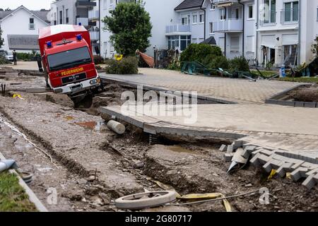 Bad Neuenahr, Germany. 16th July, 2021. A crashed fire engine is stuck in a hole in the road. Massive rainfall has caused flooding in Bad Neuenahr in Rhineland-Palatinate as well as in the entire district of Ahrweiler. Credit: Philipp von Ditfurth/dpa/Alamy Live News Stock Photo