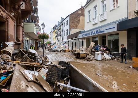 Bad Neuenahr, Germany. 16th July, 2021. Debris and mud lies in a street. Objects from a house. Massive rainfall has caused flooding in Bad Neuenahr in Rhineland-Palatinate as well as in the whole district of Ahrweiler. Credit: Philipp von Ditfurth/dpa/Alamy Live News Stock Photo