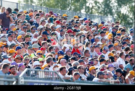 Silverstone, UK. 16th July, 2021. Fans, F1 Grand Prix of Great Britain at Silverstone Circuit on July 16, 2021 in Silverstone, United Kingdom. (Photo by HOCH ZWEI) Credit: dpa/Alamy Live News Stock Photo