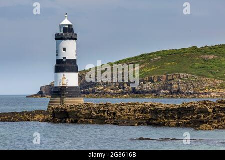Penmon lighthouse at low-tide with Puffin Island in the background, Anglesey, North Wales Stock Photo