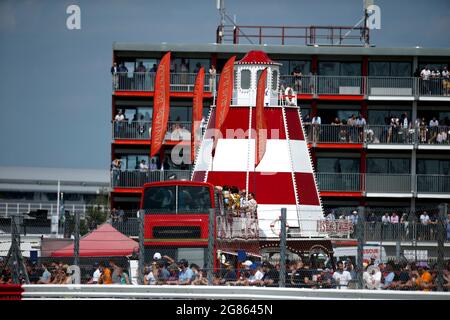 Silverstone, UK. 16th July, 2021. Fans, F1 Grand Prix of Great Britain at Silverstone Circuit on July 16, 2021 in Silverstone, United Kingdom. (Photo by HOCH ZWEI) Credit: dpa/Alamy Live News Stock Photo