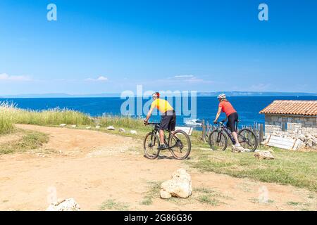Croatia, Istria, Liznjan, happy couple on a seaside biketour Stock Photo