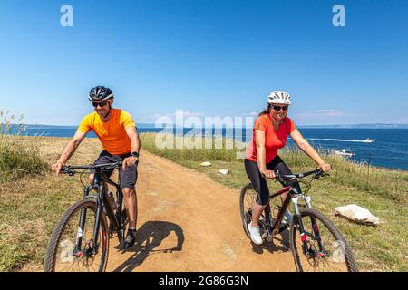 Croatia, Istria, Liznjan, happy couple on a seaside biketour Stock Photo