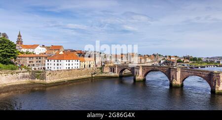 Berwick Bridge (Old Bridge), built in 1634, the oldest of three bridges spanning the River Tweed at Berwick-upon-Tweed, Northumberland, England, Uk Stock Photo