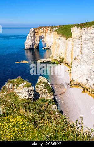 The arch of the Manneporte cliff and the Valaine beach in Etretat ...