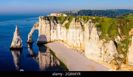 The Needle, the arch of the Aval cliff and the Jambourg beach in Etretat, Normandy, a popular seaside town known for its chalk cliffs. Stock Photo