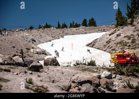 Snow skiers on Mt Hood, Oregon Stock Photo