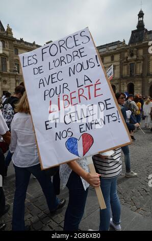 Several thousand people gathered in Paris on the call of "les patriotes" and "Debout la France", against the health passport and mandatory vaccination Stock Photo