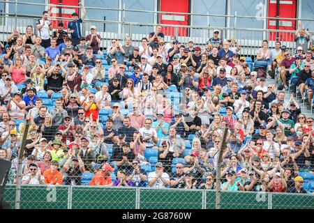 Silverstone, UK. 15th July, 2021. Fans, F1 Grand Prix of Great Britain at Silverstone Circuit on July 15, 2021 in Silverstone, United Kingdom. (Photo by HOCH ZWEI) Credit: dpa/Alamy Live News Stock Photo