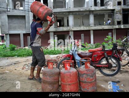 Kolkata, India. 17th July, 2021. A person carrying Gas cylinder on his shoulder for delivery during the high fuel price in Kolkata. (Photo by Sudipta Das/Pacific Press) Credit: Pacific Press Media Production Corp./Alamy Live News Stock Photo