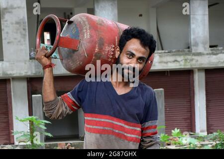 Kolkata, India. 17th July, 2021. A person carrying Gas cylinder on his shoulder for delivery during the high fuel price in Kolkata. (Photo by Sudipta Das/Pacific Press) Credit: Pacific Press Media Production Corp./Alamy Live News Stock Photo