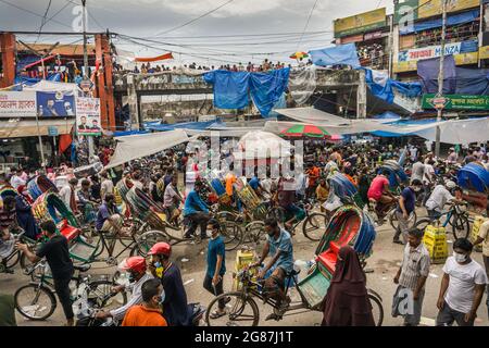 Dhaka, Bangladesh. 17th July, 2021. Current scenario of New Market, Dhaka after 14 days of complete Shutdown. The scenario of common places in Dhaka, Bangladesh after 14 days of complete shutdown nationwide. (Photo by Abul Hayat Rahadh/Pacific Press) Credit: Pacific Press Media Production Corp./Alamy Live News Stock Photo