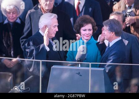 U.S. President Jimmy Carter with wife Rosalynn and Chief Justice Warren E. Burger, taking oath of office of President of the United States from, East Portico of U.S. Capitol, Washington, D.C., USA, Bernard Gotfryd, January 20, 1977 Stock Photo