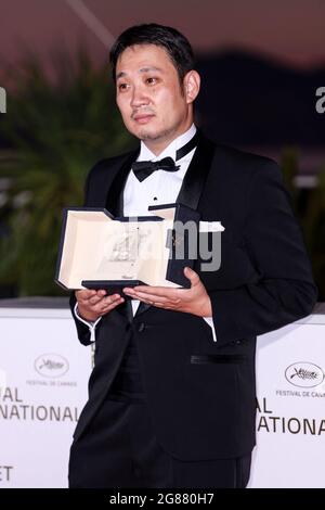 Cannes, France. 17th July, 2021. CANNES - JULY 17: Ryusuke Hamaguchi poses with the 'Best Screenplay Award' at the photocall the Palme D'Or Winner during the 74th Cannes Film Festival on July 17, 2021 at Palais des Festivals in Cannes, France. (Photo by Lyvans Boolaky/ÙPtertainment/Sipa USA) Credit: Sipa USA/Alamy Live News Stock Photo