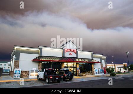 Las Vegas, United States. 16th July, 2021. Smoke from the Tamarack fire seen over a gas station. The Tamarack fire has rapidly gained size and continued to burn through the night, over 6500 acres have burned and evacuation orders are in place. (Photo by Ty O'Neil/SOPA Images/Sipa USA) Credit: Sipa USA/Alamy Live News Stock Photo